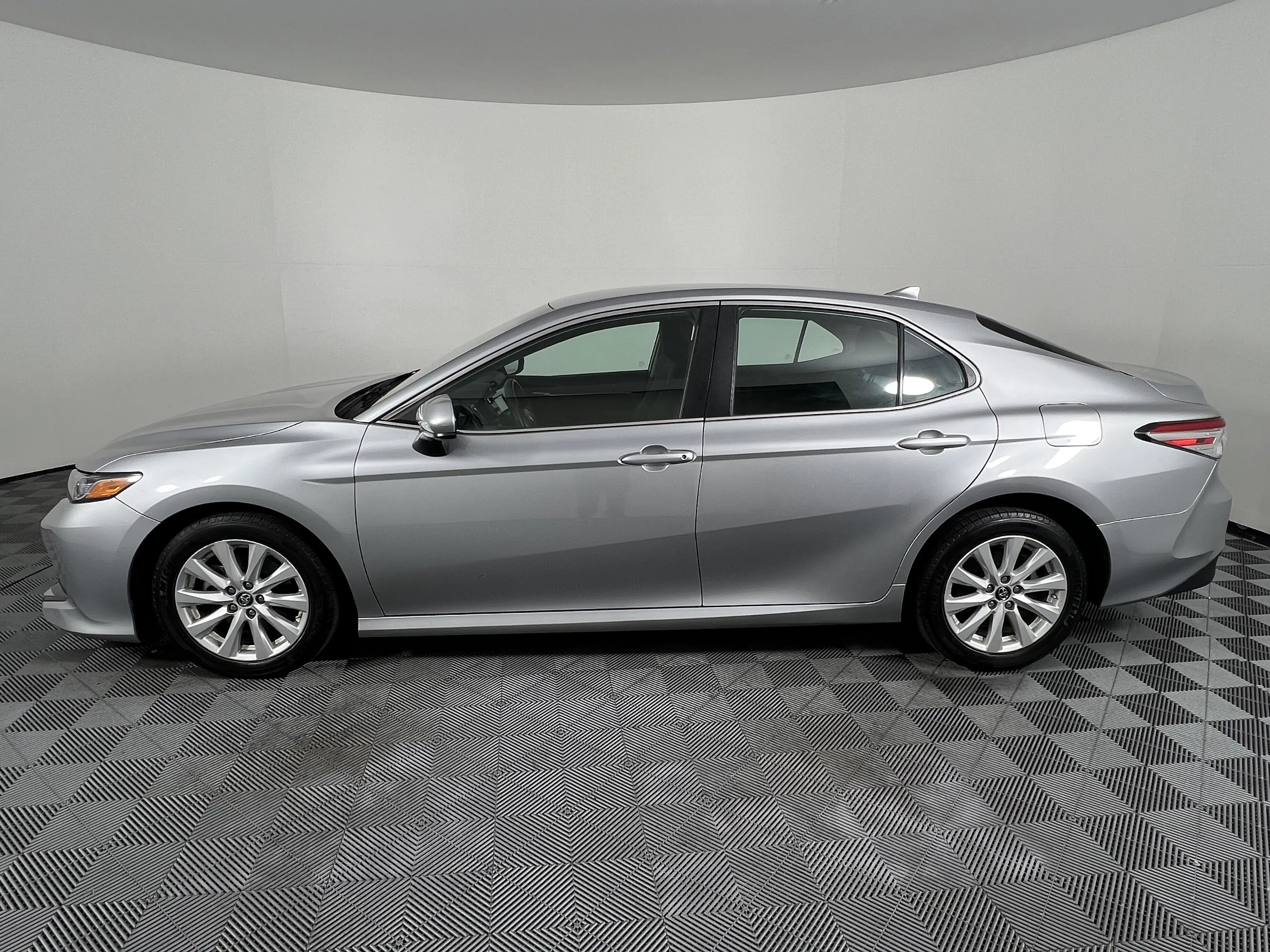 2019 Toyota Camry LE photo 7