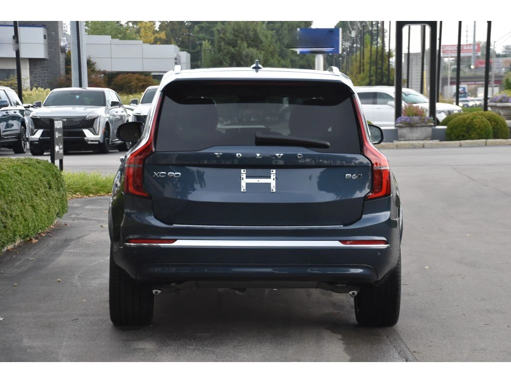 2026 Volvo - image 4