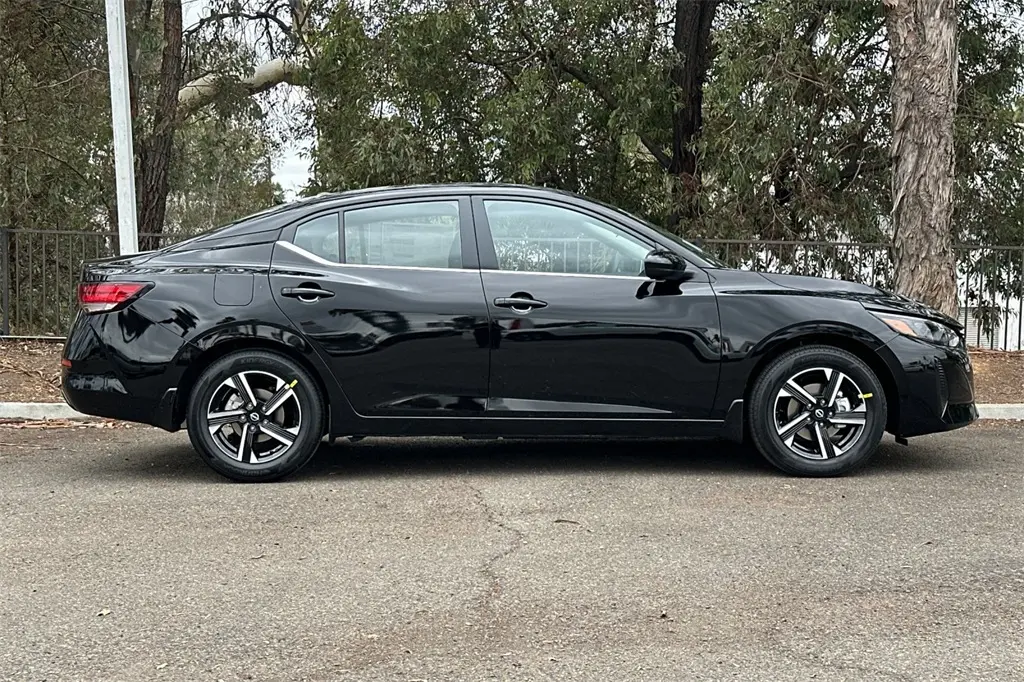 2025 Nissan Sentra SV photo 3