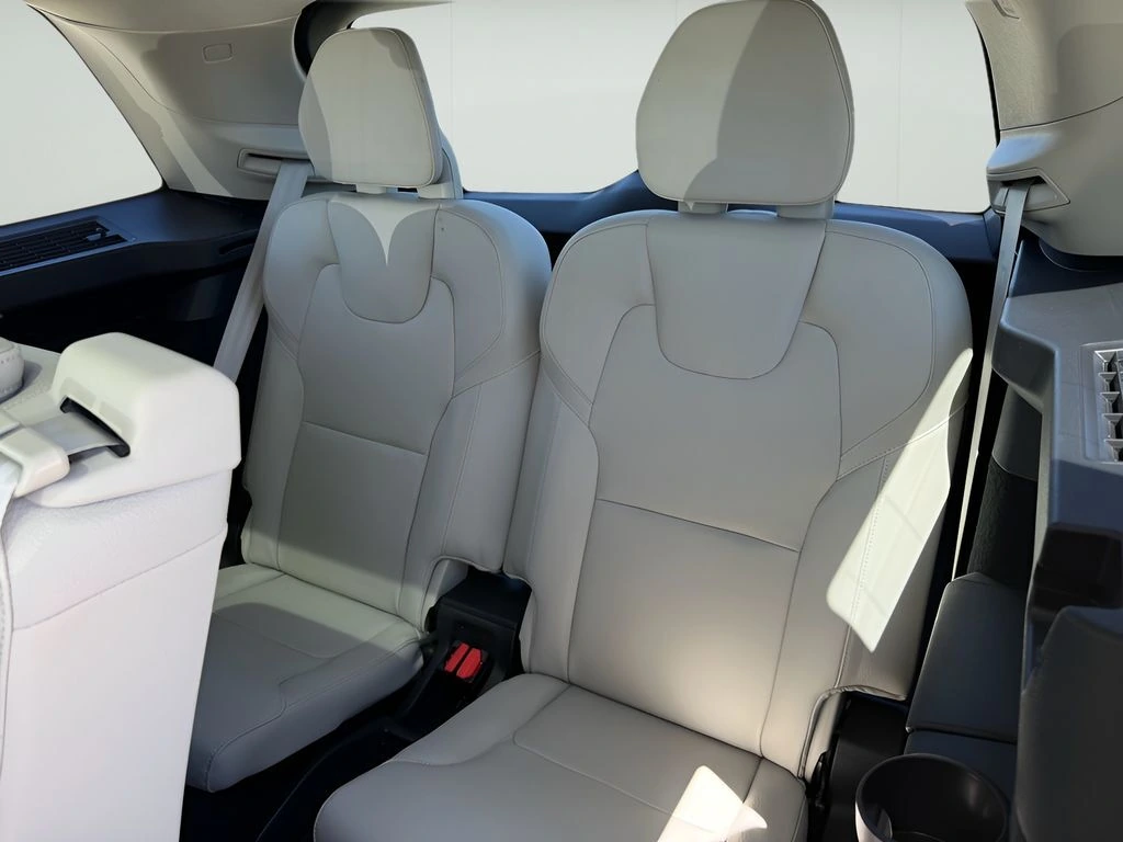 2022 Volvo - image 13