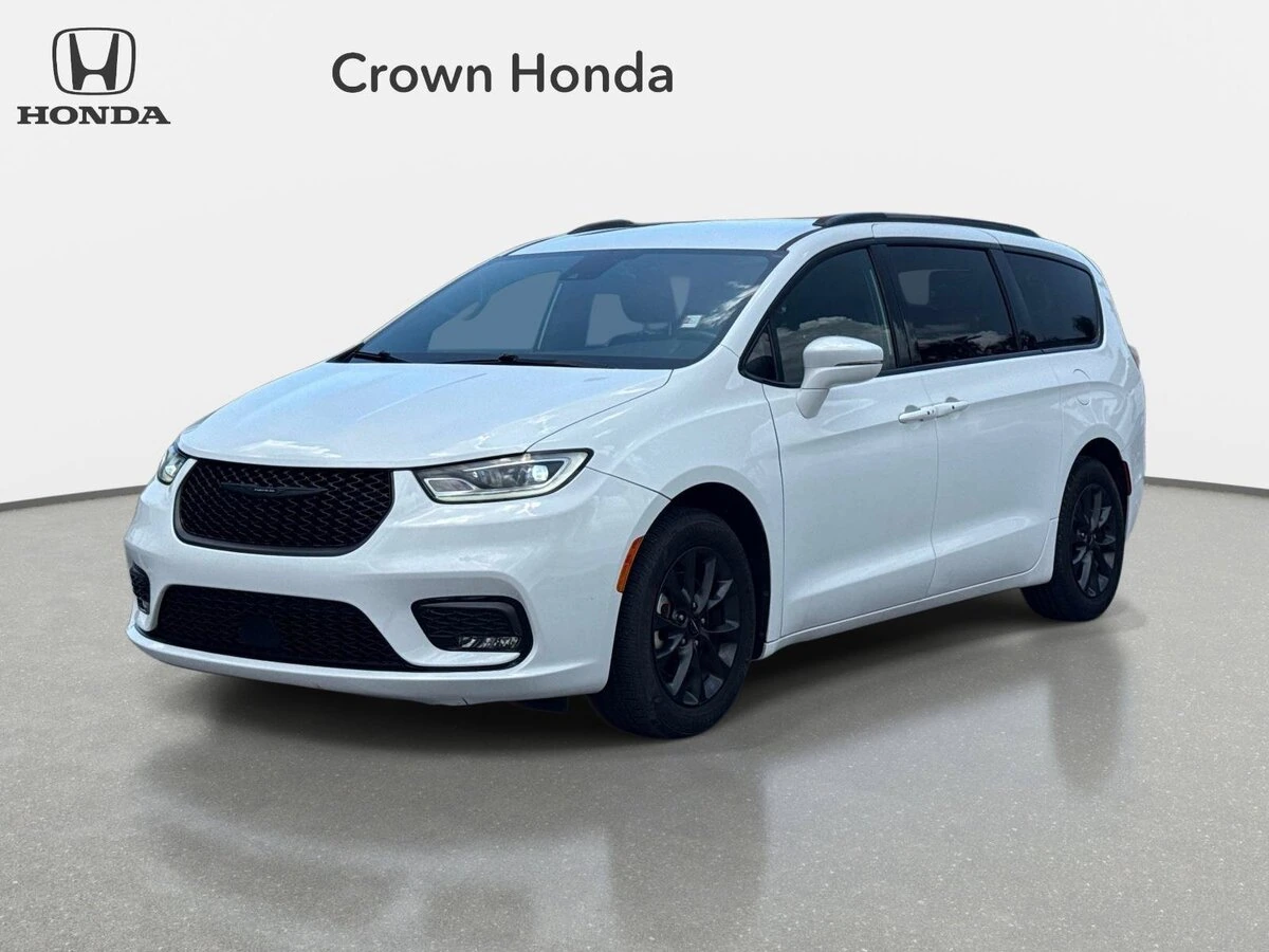 2021 Chrysler Pacifica Touring's photo