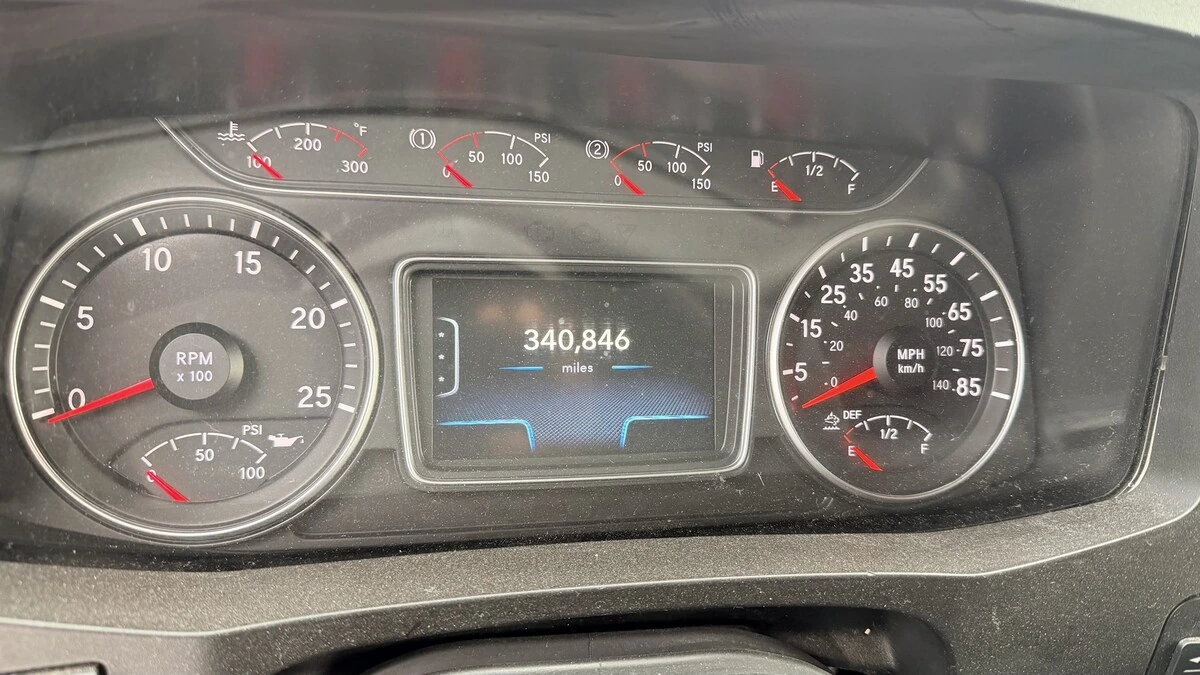 2022 International LT - image 9