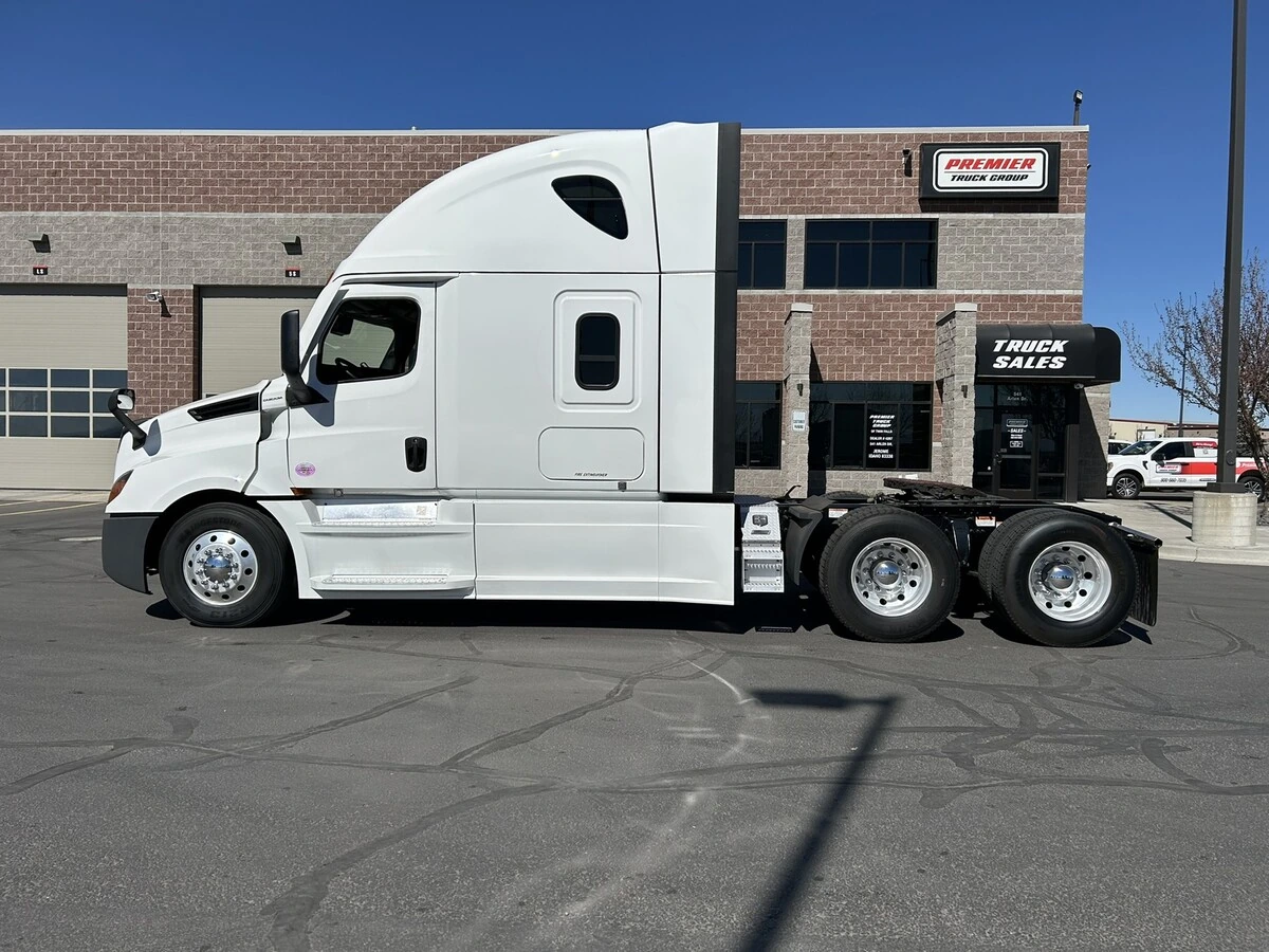 2022 Freightliner Cascadia - image 9