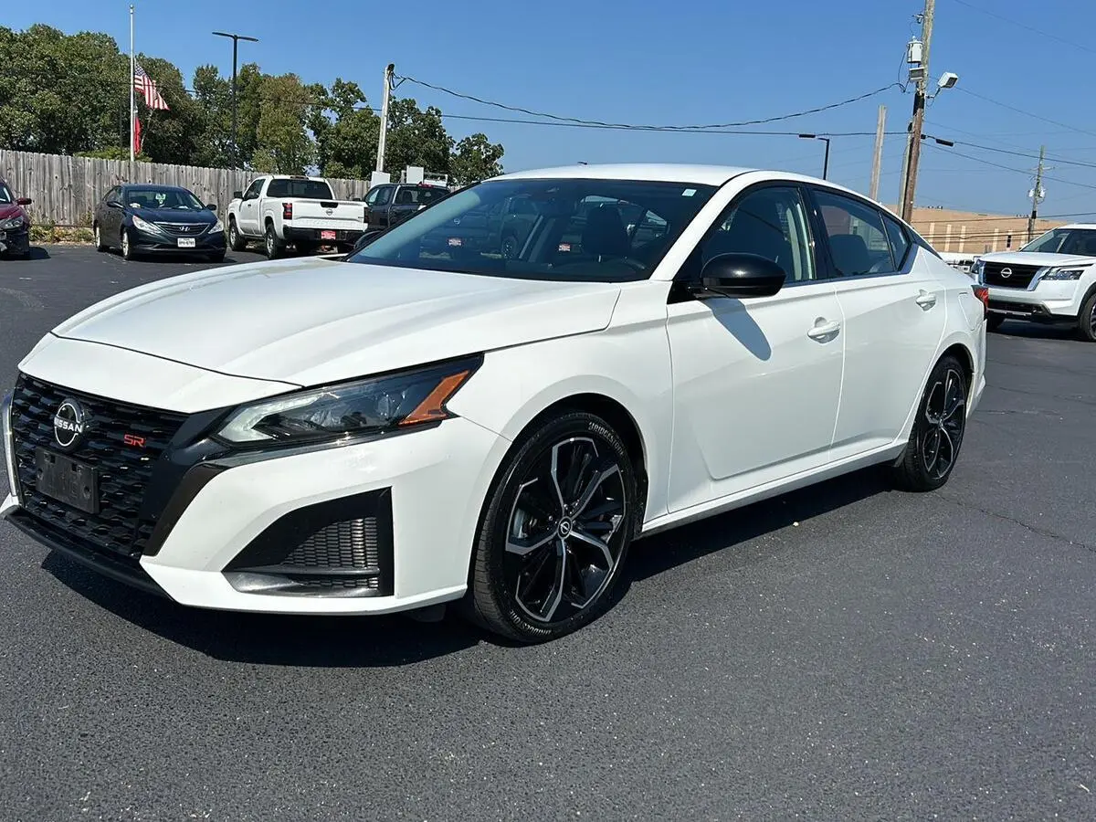 2024 Nissan Altima SR's photo