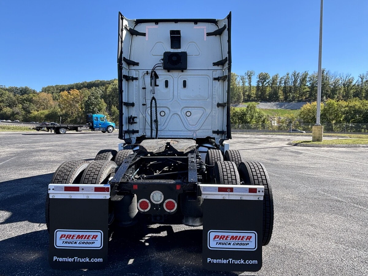 2022 Freightliner Cascadia — photo 6