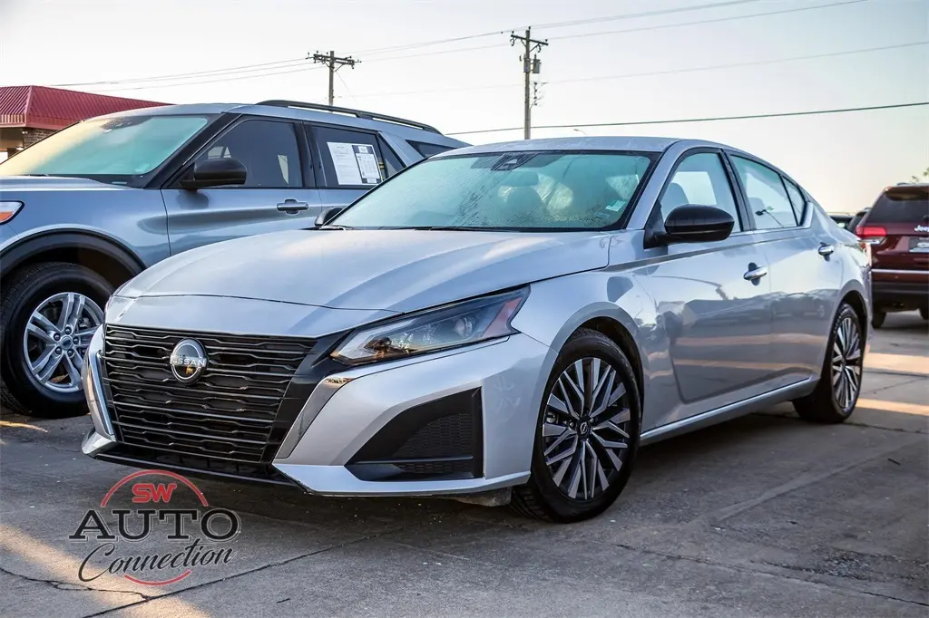 2024 Nissan Altima 2.5 SV photo 2
