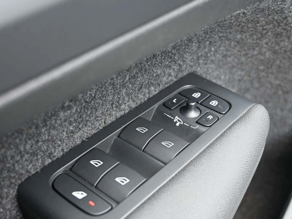 2024 Volvo - image 18