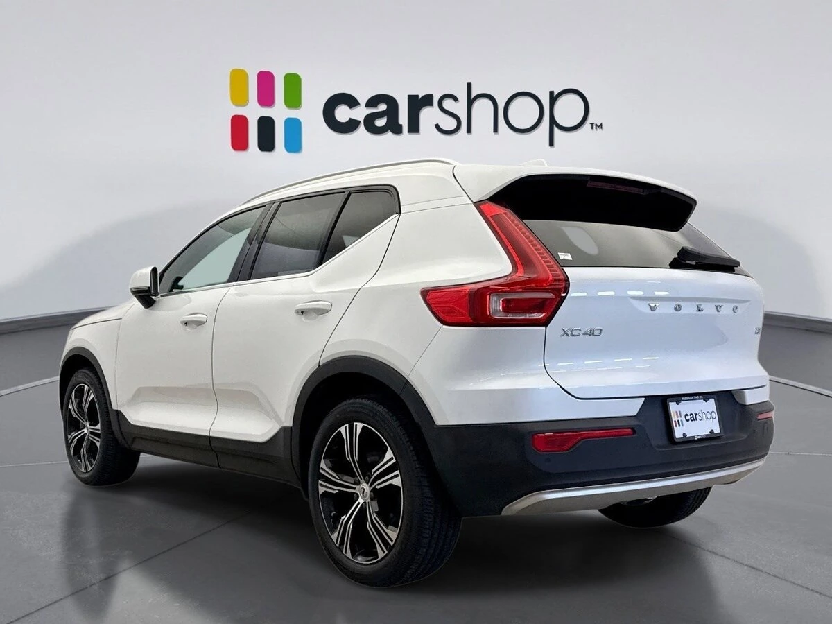 2022 Volvo - image 3