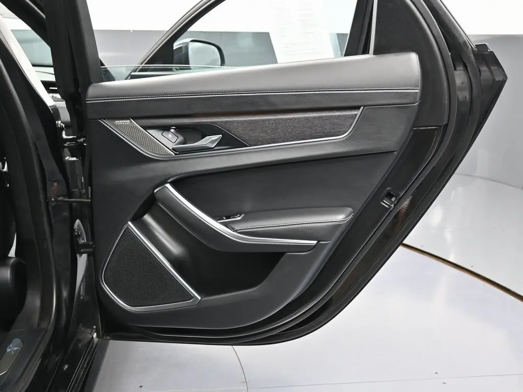 2022 Jaguar XF R-Dynamic SE photo 37