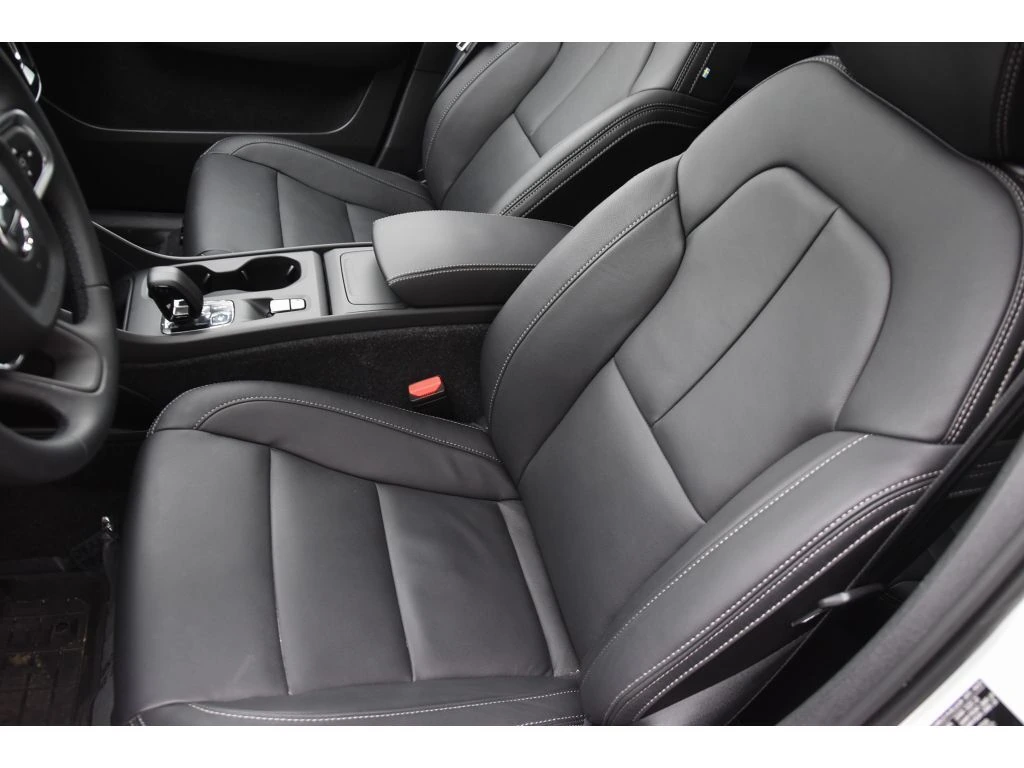 2025 Volvo - image 9