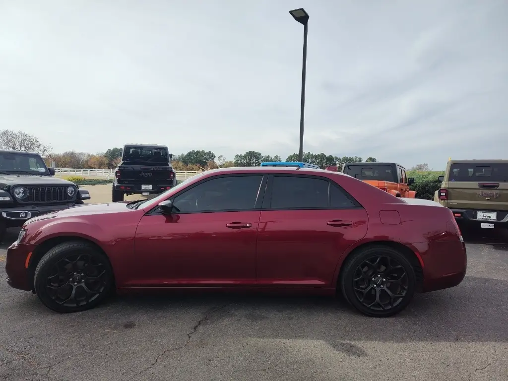 2019 Chrysler 300 Touring photo 4