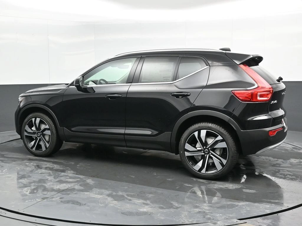2025 Volvo - image 8