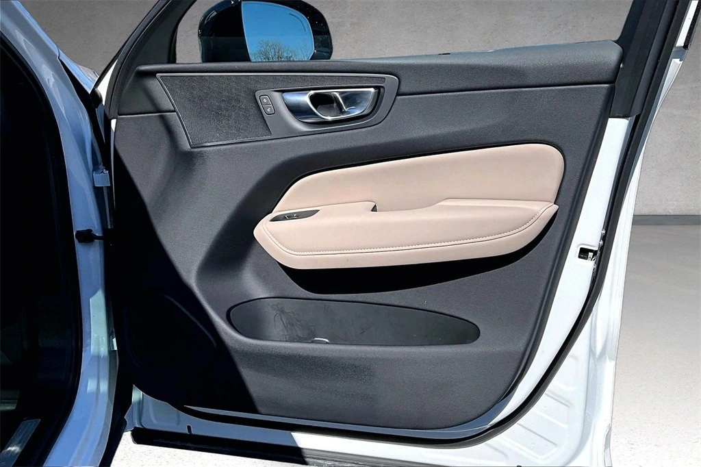2026 Volvo - image 28