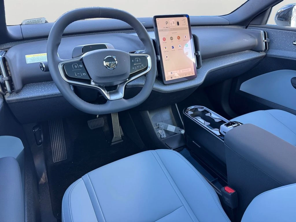 2025 Volvo - image 11