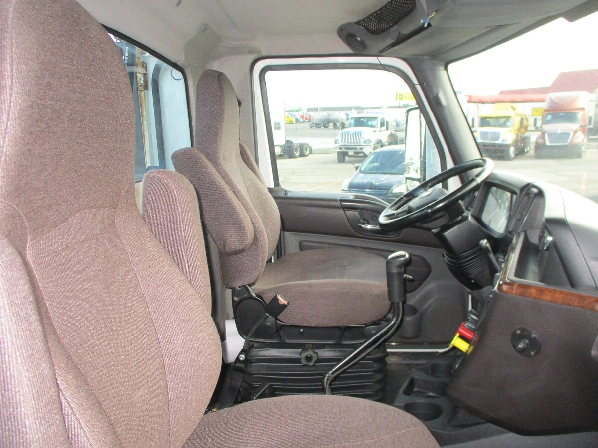 2019 International LT - image 19