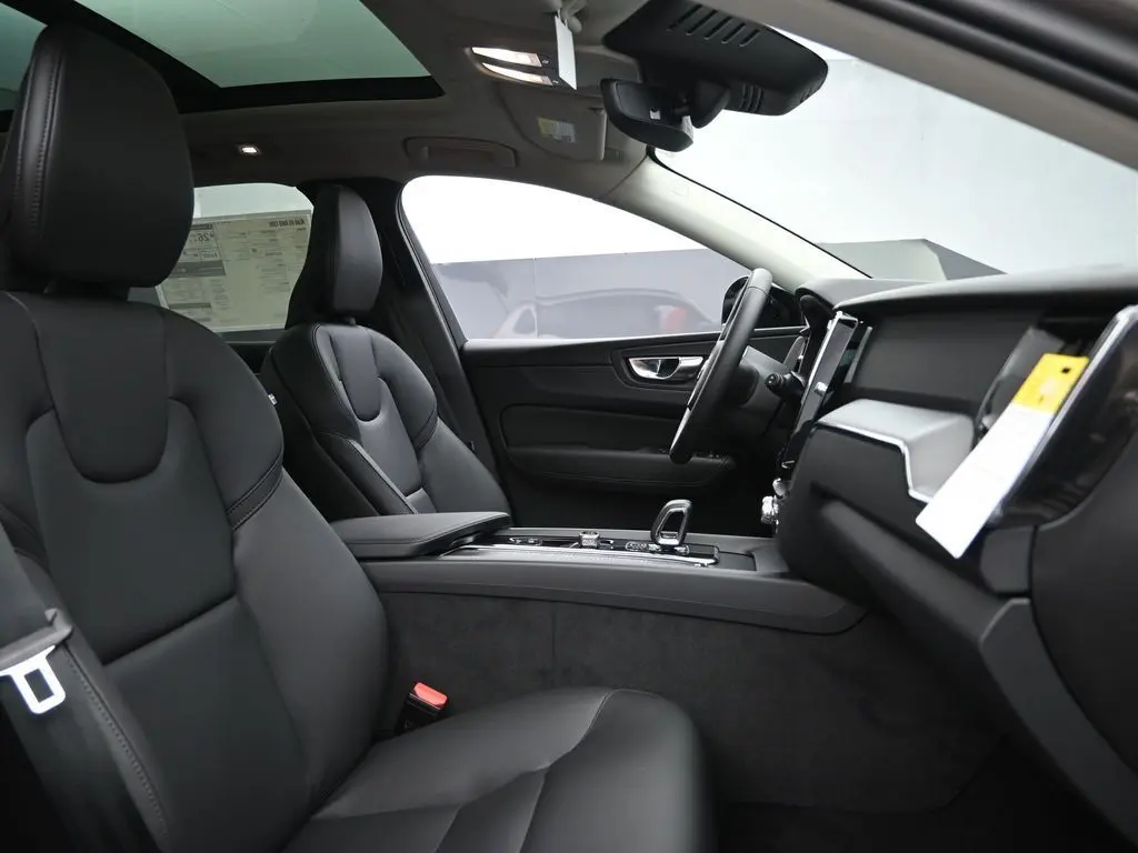 2025 Volvo - image 28