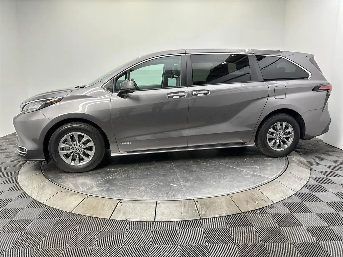 2021 Toyota Sienna XLE photo 4
