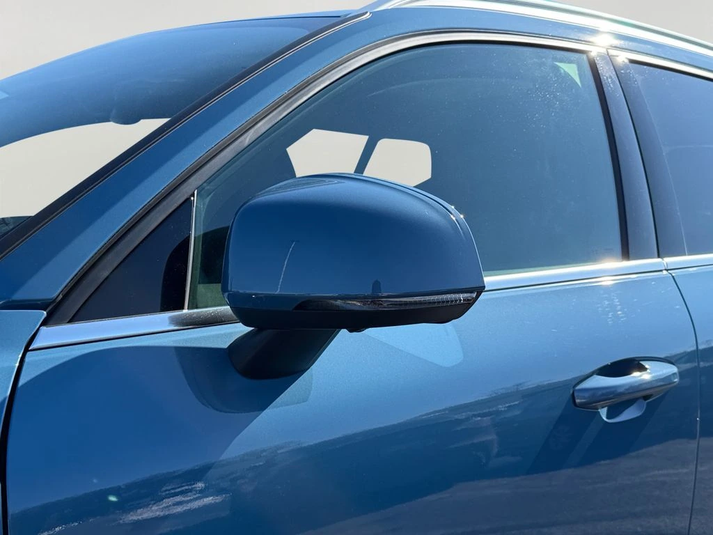 2025 Volvo - image 28
