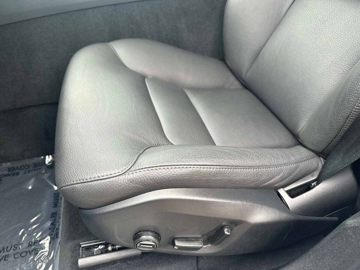 2025 Volvo - image 18