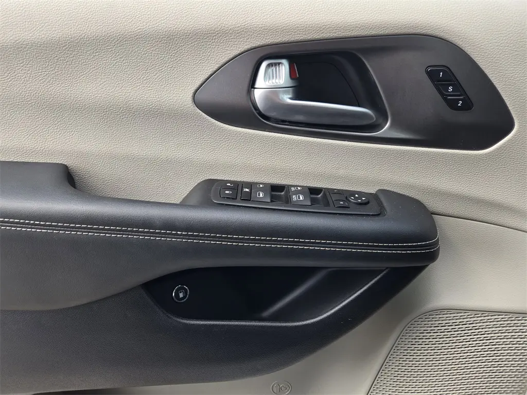 2024 Chrysler Pacifica Hybrid photo 21