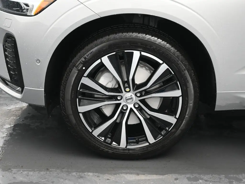 2025 Volvo - image 31