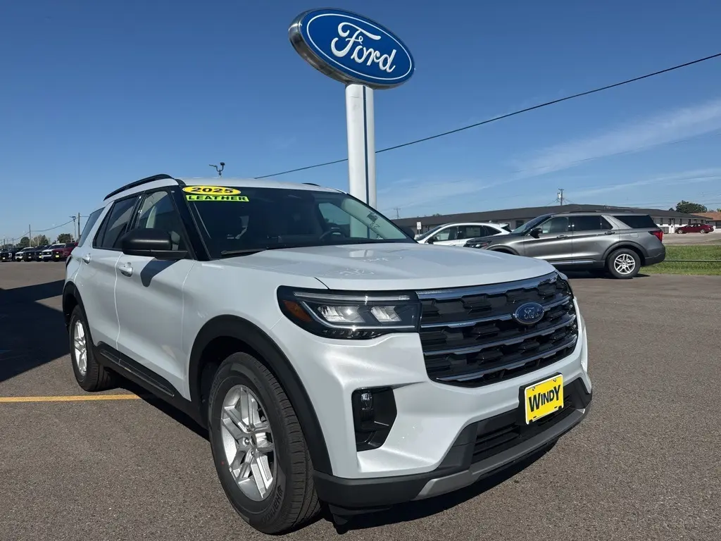 2025 Ford Explorer photo 3