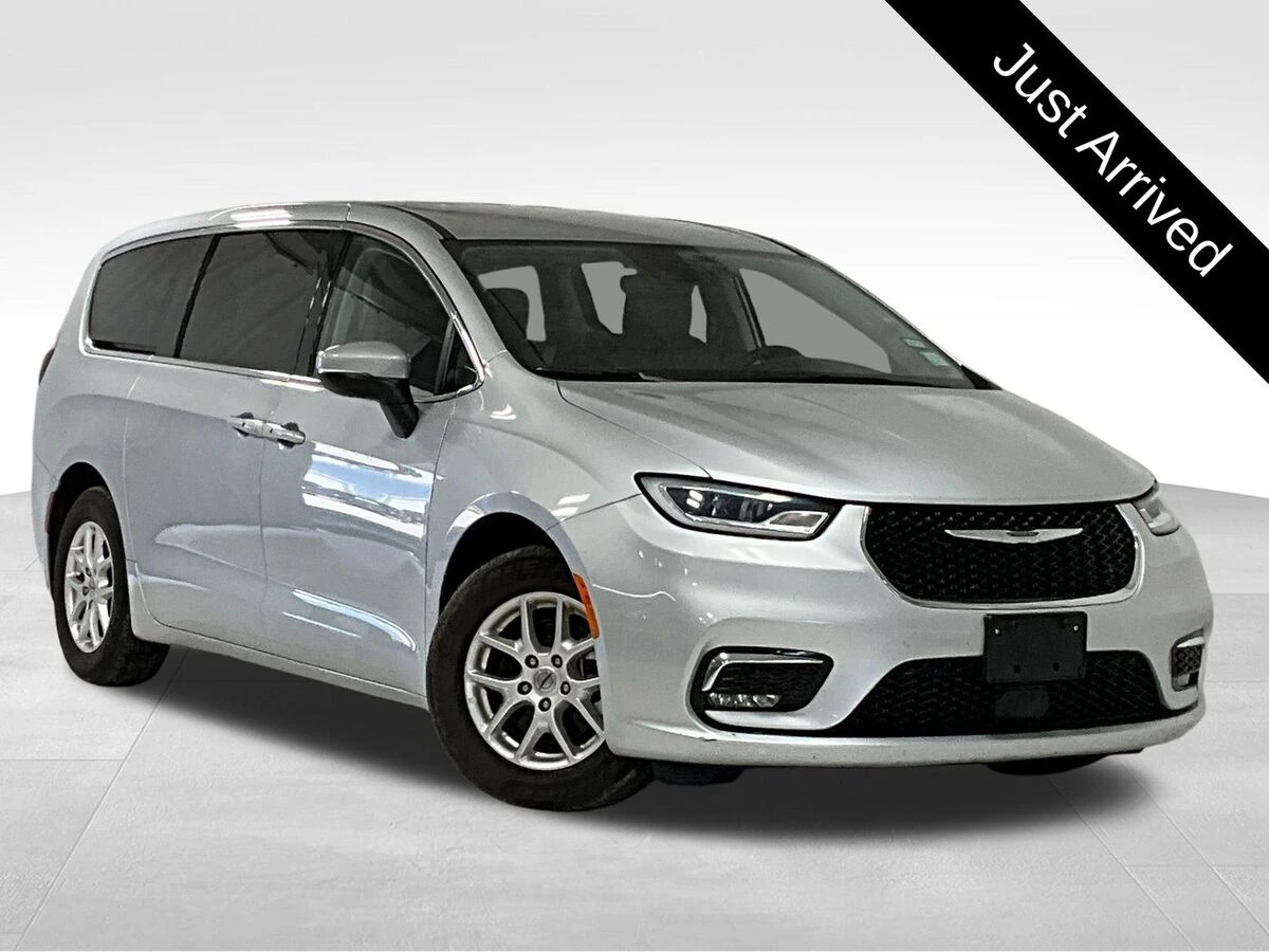 2023 Chrysler Pacifica Touring L's photo