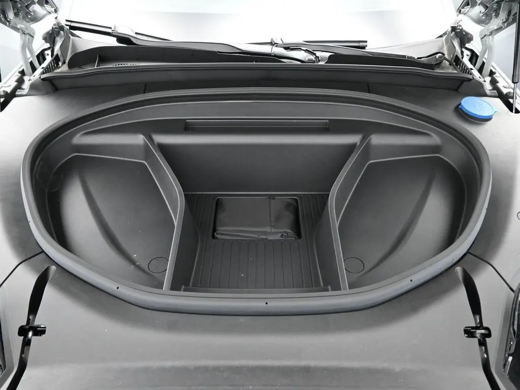 2025 Volvo - image 31