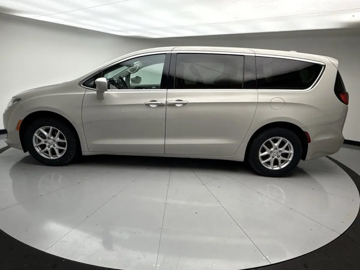 2020 Chrysler Pacifica Touring photo 2