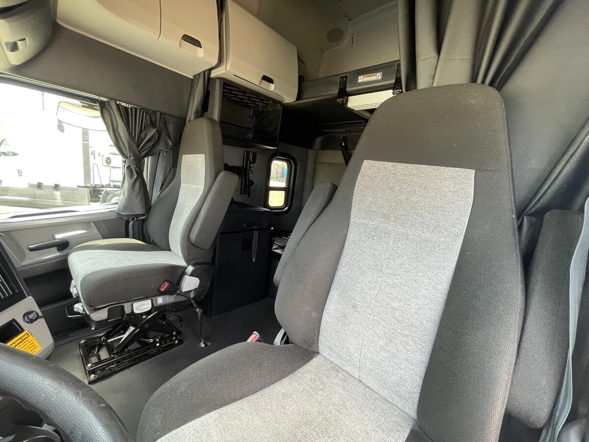 2021 Freightliner Cascadia - image 19