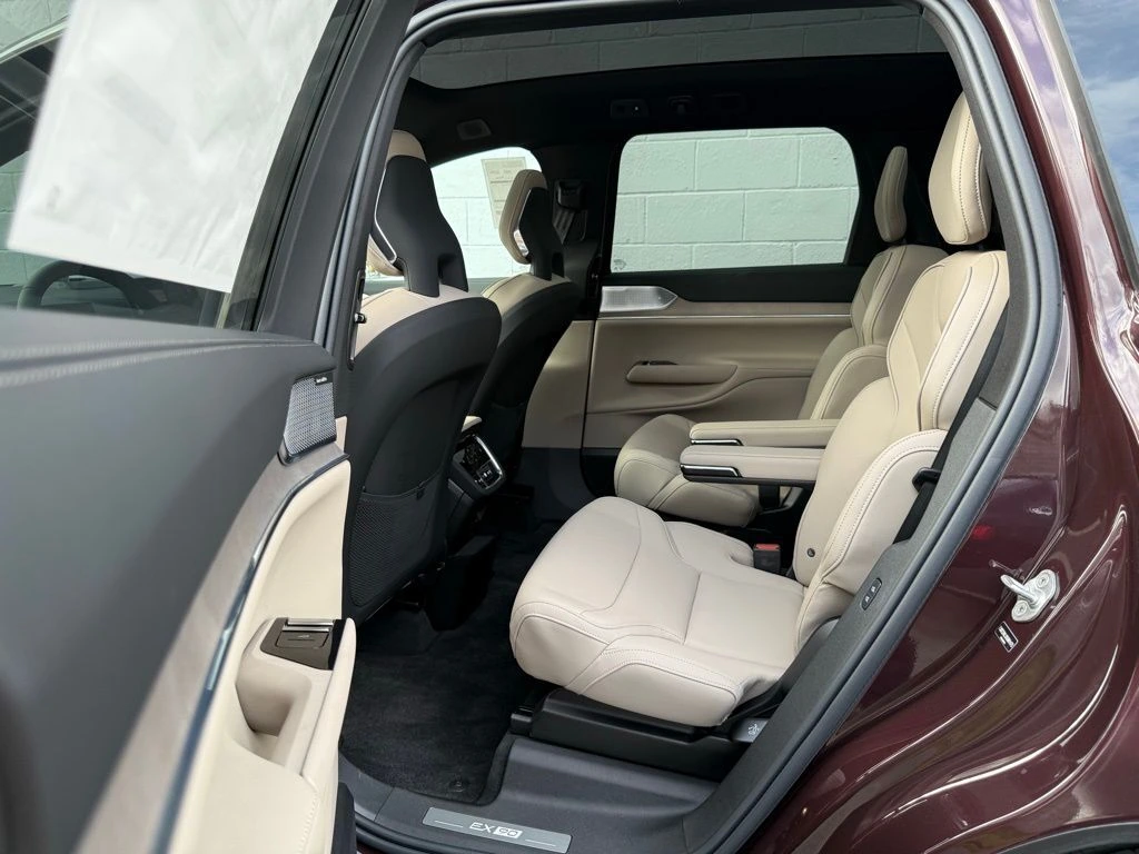 2025 Volvo - image 12