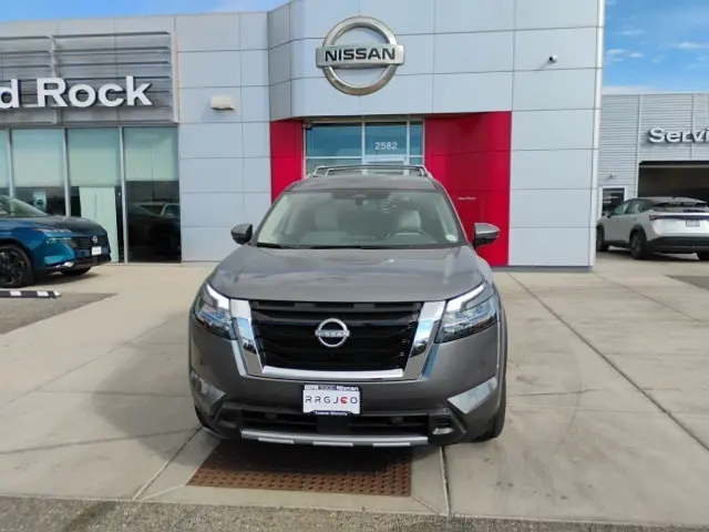 2025 Nissan Pathfinder SL photo 2