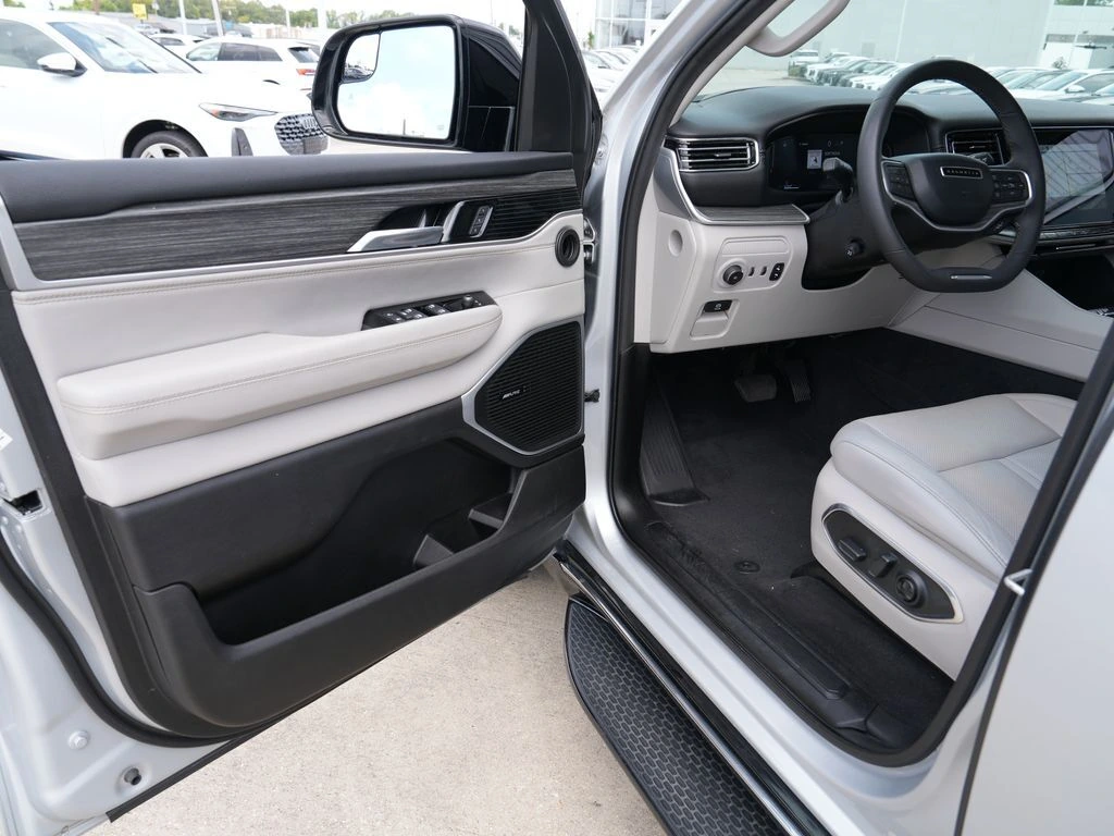 2023 Jeep Wagoneer L Series III - Photo 28