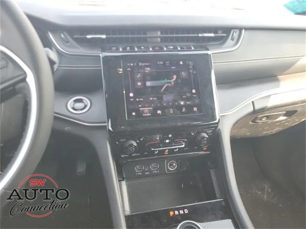 2024 Jeep Grand Cherokee Altitude photo 8
