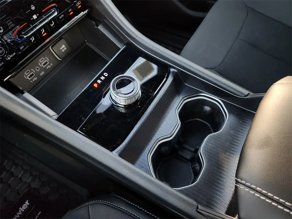 2025 Jeep Grand Cherokee Laredo photo 15