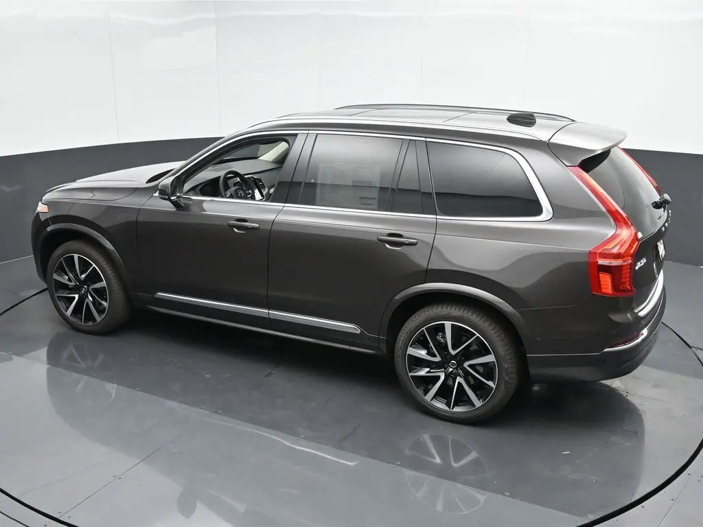 2025 Volvo - image 39