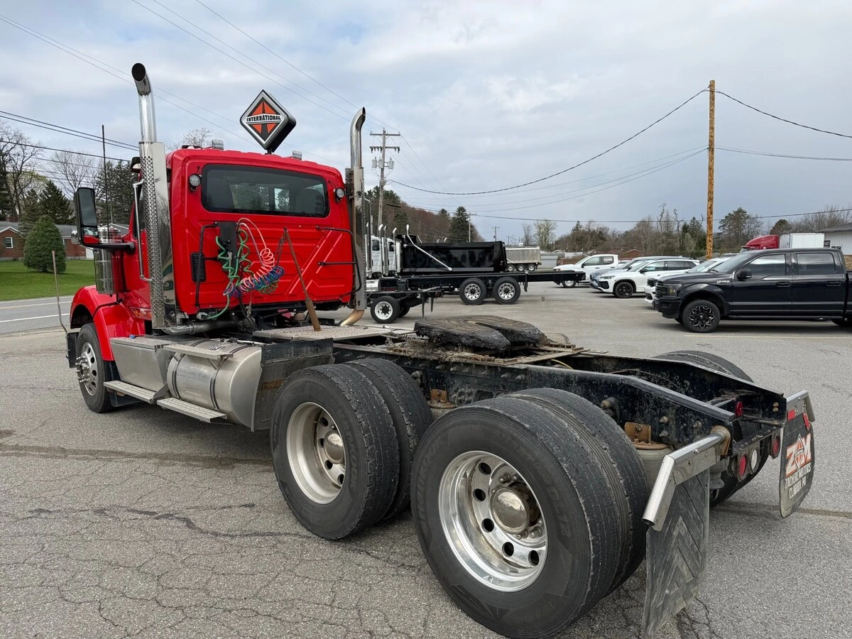 2023 International HX - image 6