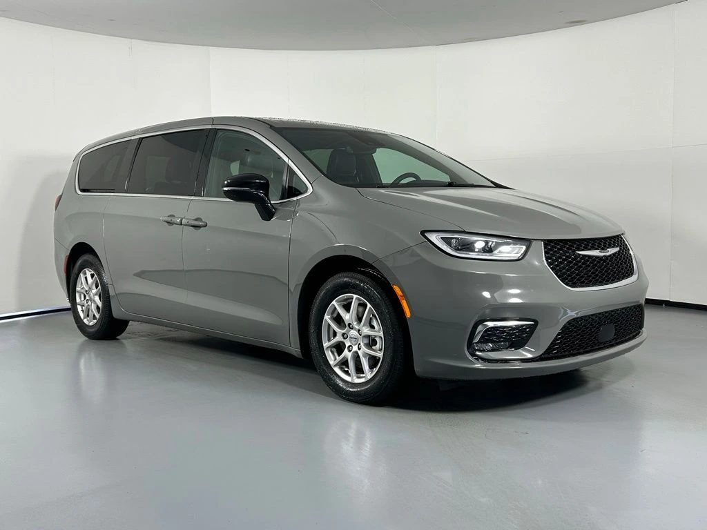 2025 Chrysler Pacifica Select's photo