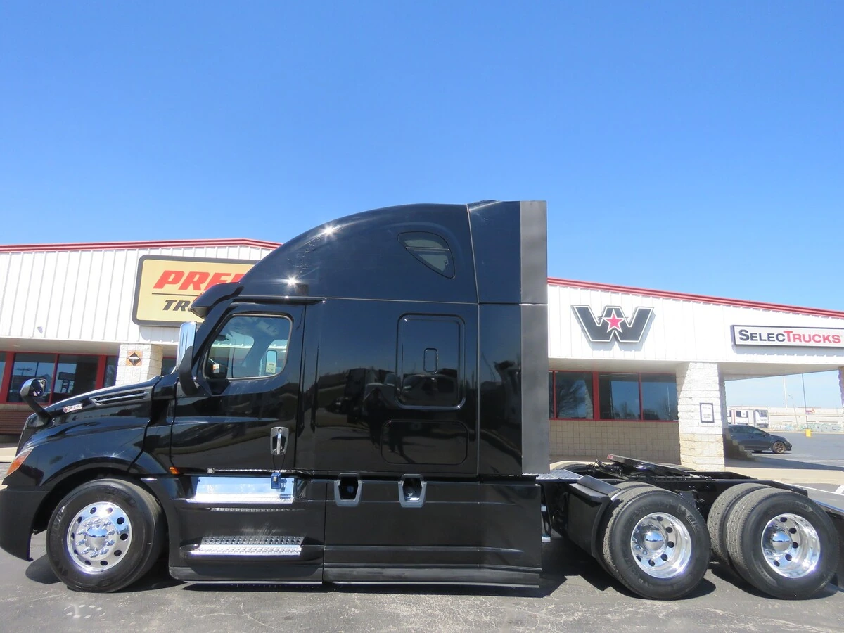 2022 Freightliner Cascadia - image 2