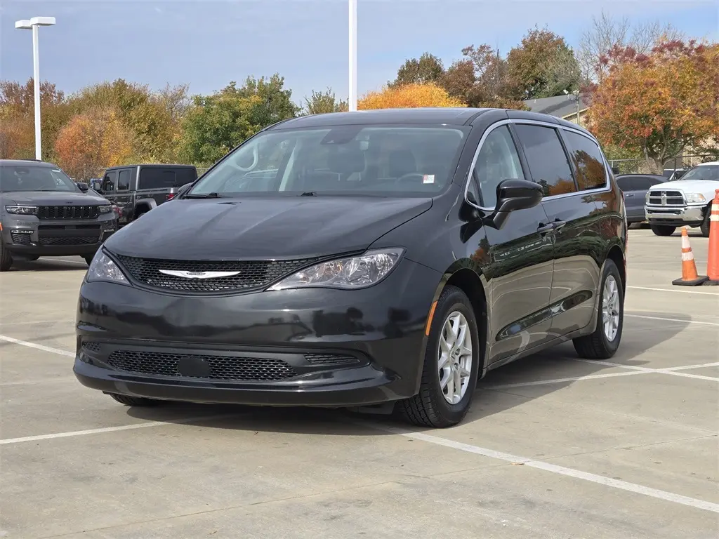 2023 Chrysler Voyager LX photo 3