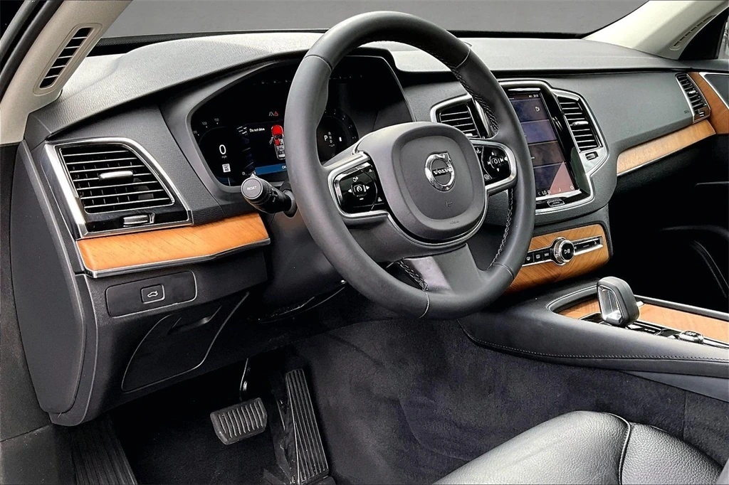 2023 Volvo - image 16