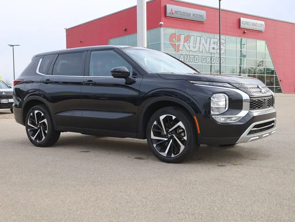 Used 2023 Mitsubishi Outlander SE with VIN JA4J3UA86PZ052546 for sale in Madison, WI