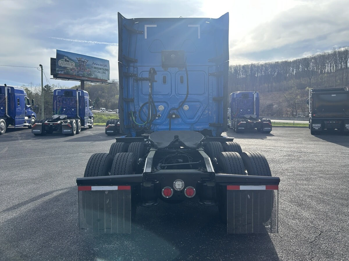 2022 Freightliner Cascadia - image 4