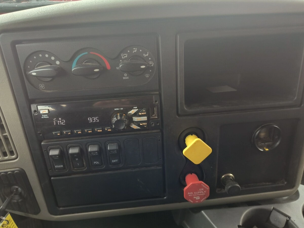 2018 International - image 7