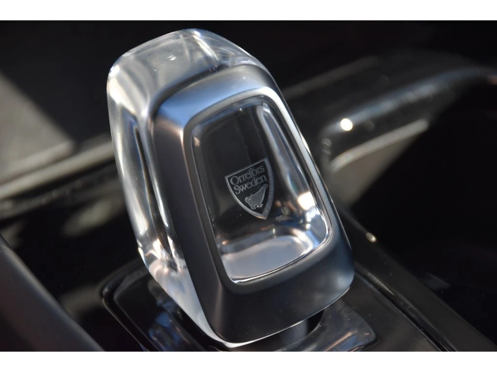 2025 Volvo - image 37