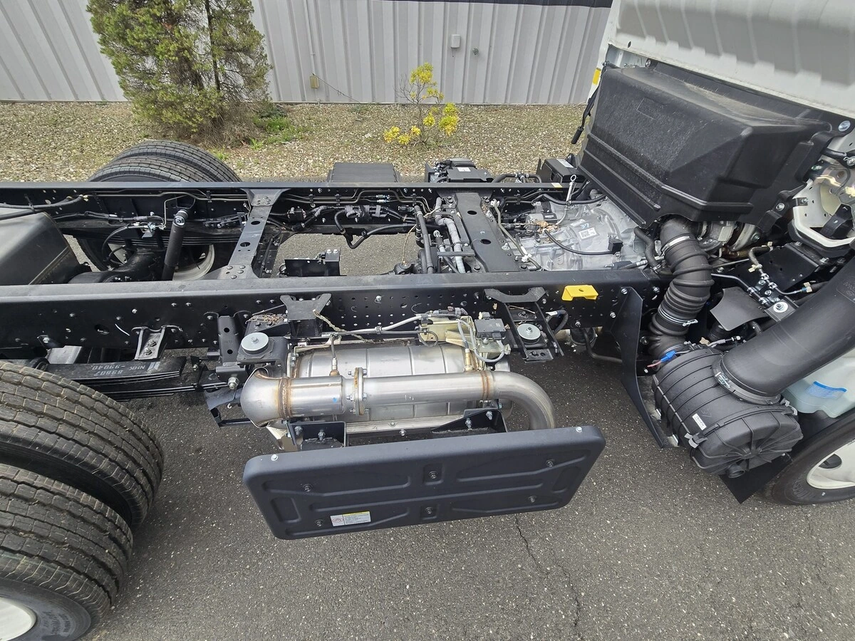 2025 Isuzu NRR in Union, NJ — photo 8