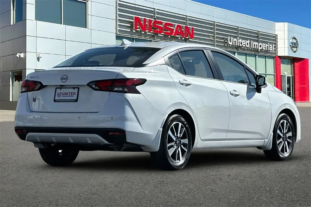 2025 Nissan Versa 1.6 SV photo 4