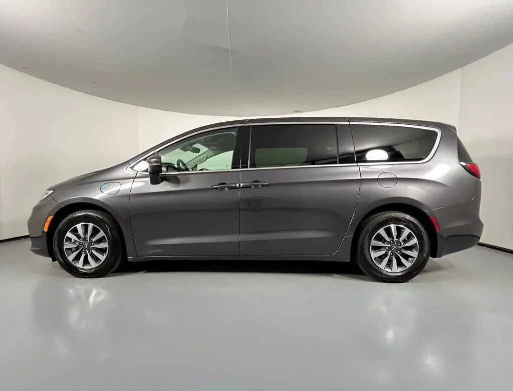 2023 Chrysler Pacifica Hybrid Touring L photo 4