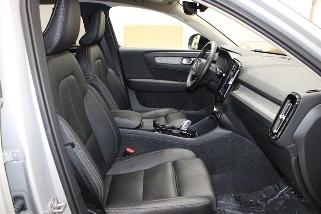 2025 Volvo - image 17