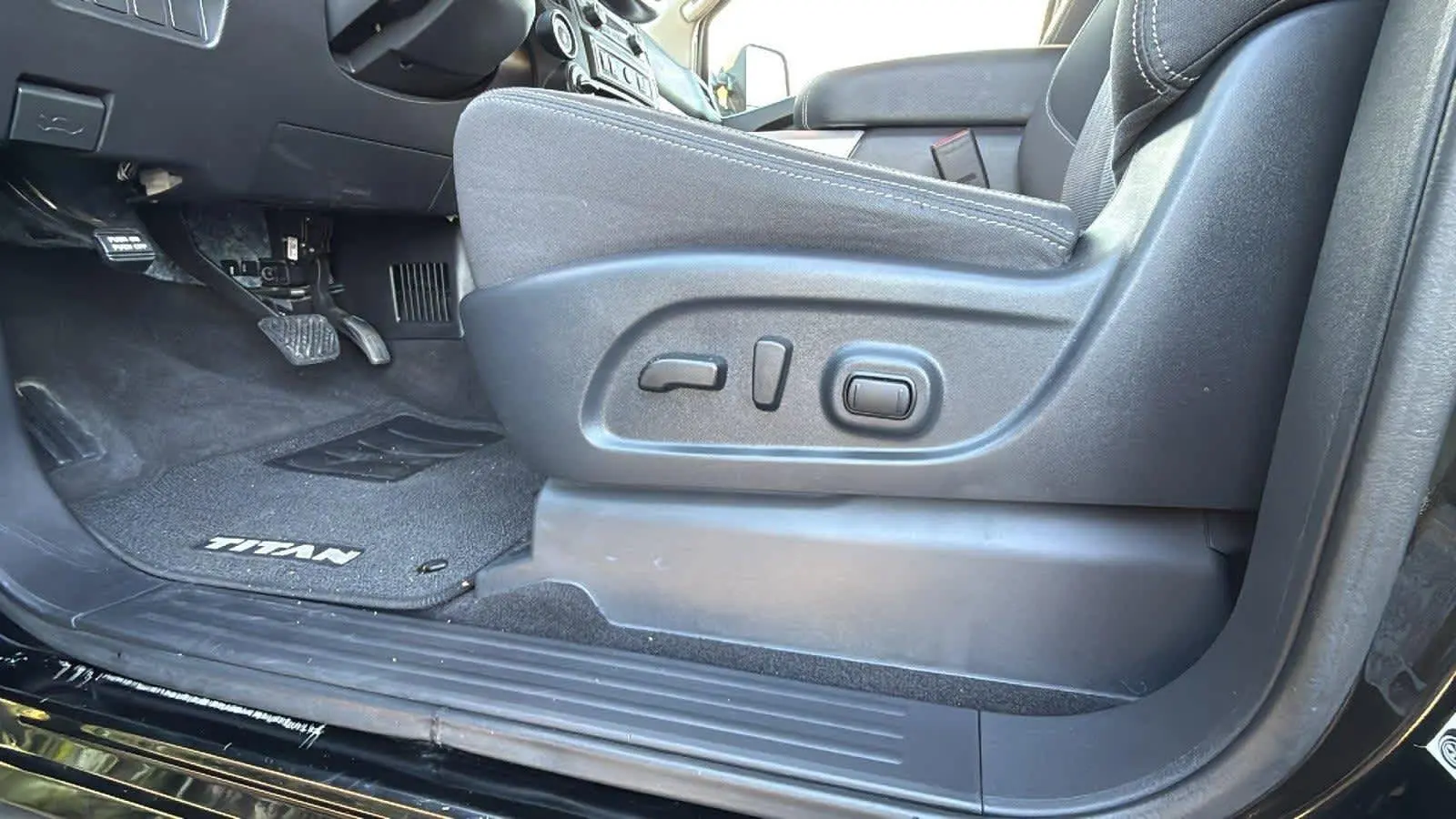 2024 Nissan Titan SV photo 9